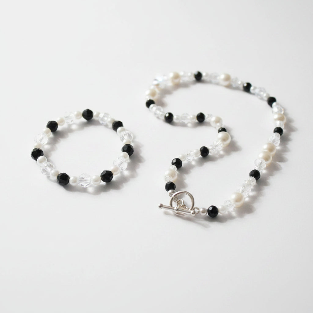 Bracelet with black beads, white pearl beads and clear beads